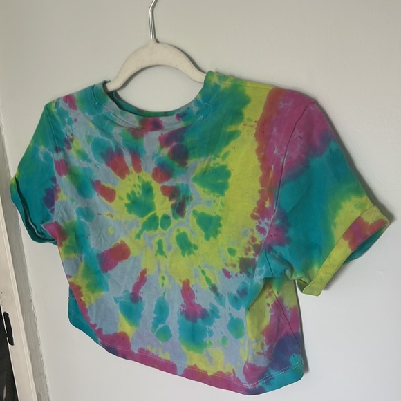 Tie-dyed cropped colorful adidas tee - Picture 3 of 3